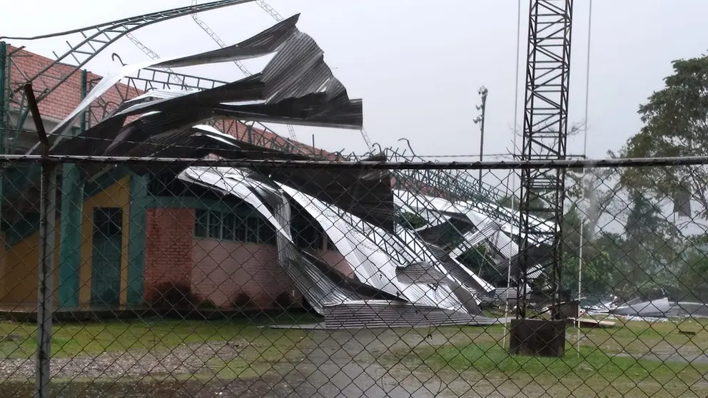 Cubierta destruida de un centro deportivo en Villa Tunari por tormenta en agosto de este a&ntilde;o.