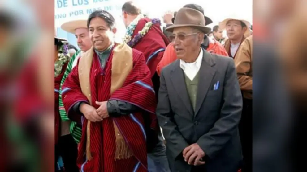 El vicepresidente de Estado, David Choquehuanca, junto a su padre Nicol&aacute;s Choquehuanca. RRSS