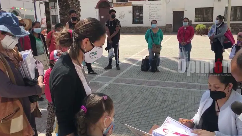 Fila de madres de familia a la espera de entregar las tareas de sus hijos. Captura