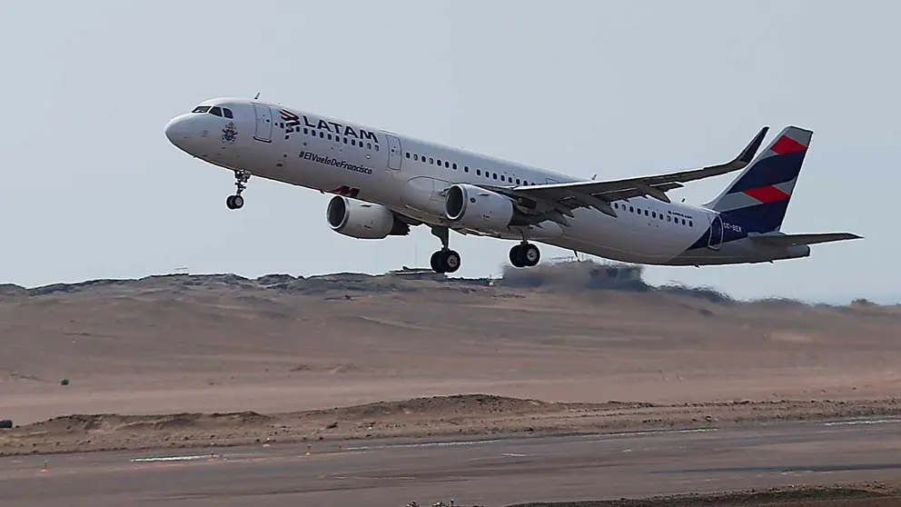 En la imagen, un avión de la aerolínea Latam. EFE