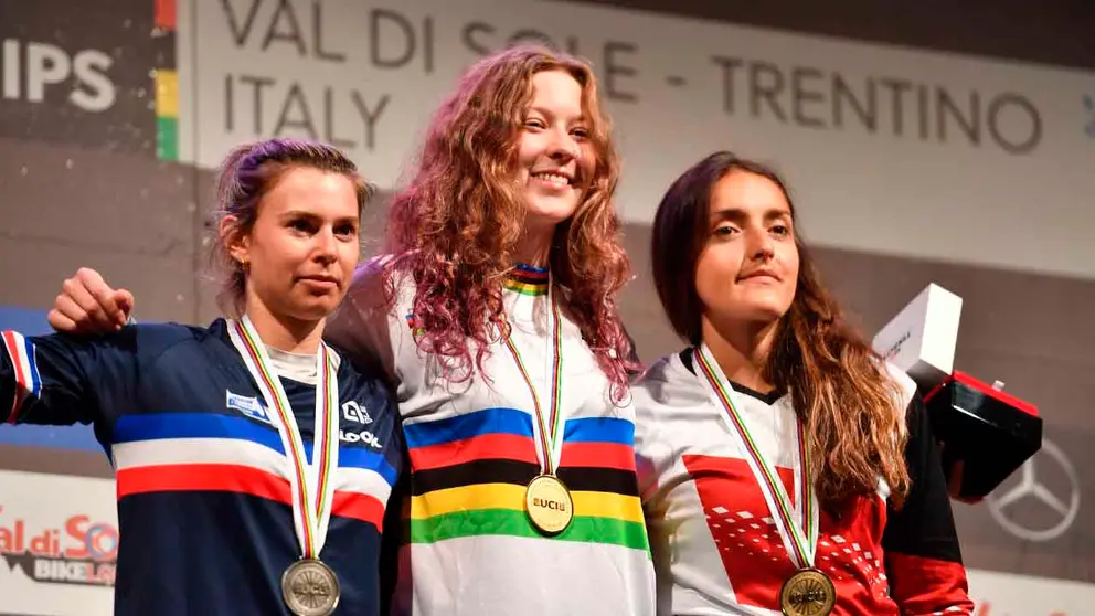 La boliviana Anna Sara Rojas (derecha), en el podio. FEDERACI&Oacute;N DE CICLISMO