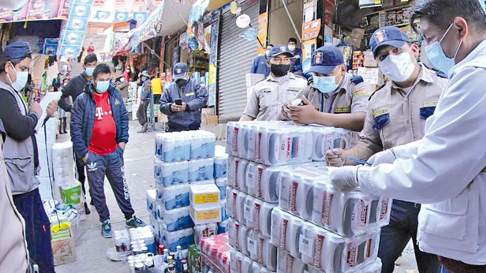 Gendarmes municipales con cerveza de contrabando decomisada. DICO SOLÍS