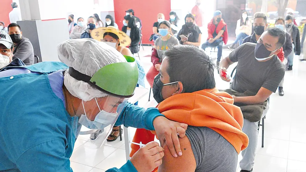Ciudadanos reciben dosis contra la COVID-19 en  Sarcobamba, Cochabamba.     NOÉ PORTUGAL 