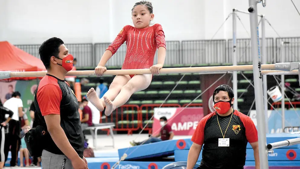 Una gimnasta del club Imperial demuestra sus habilidades.     Noé Portugal