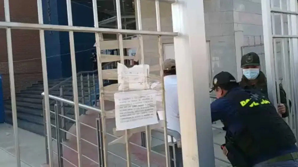 Momento en el que el sargento de la Polic&iacute;a era trasladado a su audiencia de medidas cautelares en Sacaba.