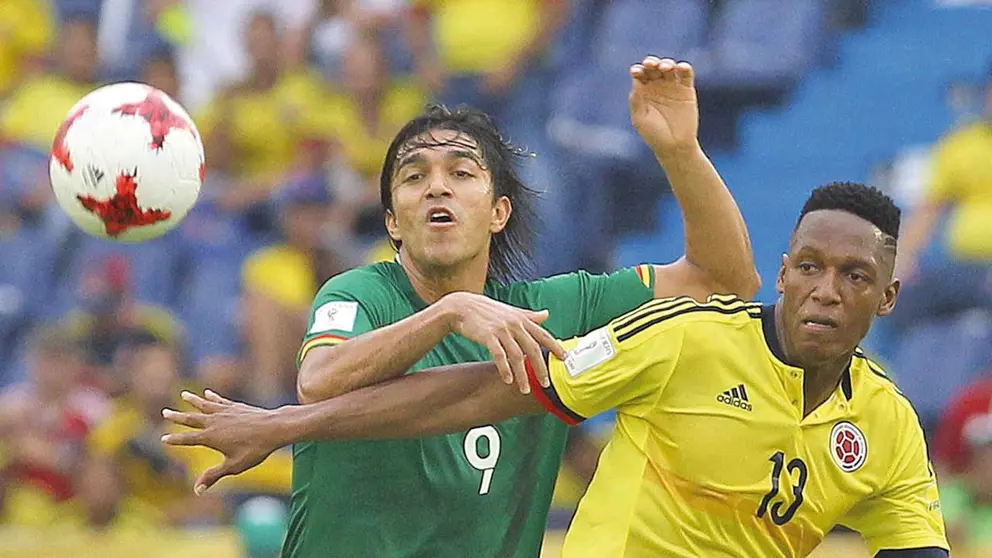 El zaguero Yeri Mina (d) disputa el balón con Martins. ARCHIVO
