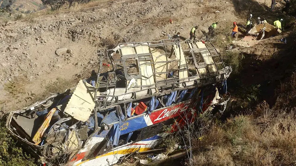 Vista del bus accidentado hoy en la madrugada cuando se dirigía a Lima (Perú). EFE
