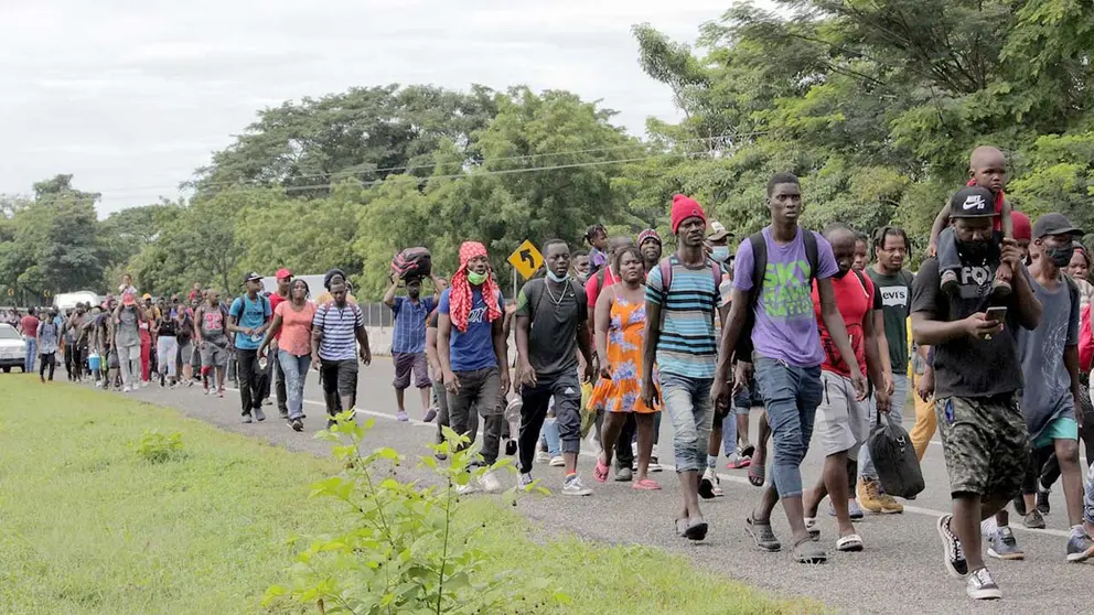 Una caravana de migrantes en su mayoría haitianos, caminan hoy en una carretera en el municipio de Tapachula, estado de Chiapas (México). EFE