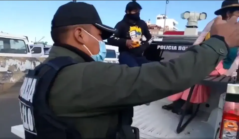 Un polic&iacute;a custodia a dos personas involucradas en la agresi&oacute;n a una periodista de Cat&oacute;lica Tv.