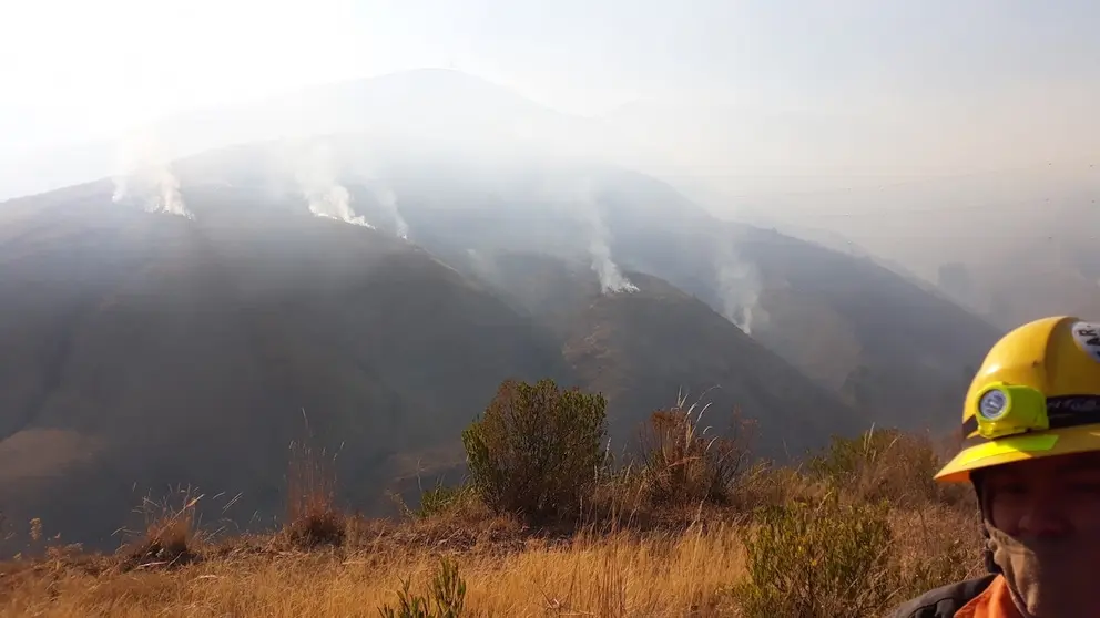 Columnas de humo en la cerran&iacute;a Parque Tunari en la zona de Melga.