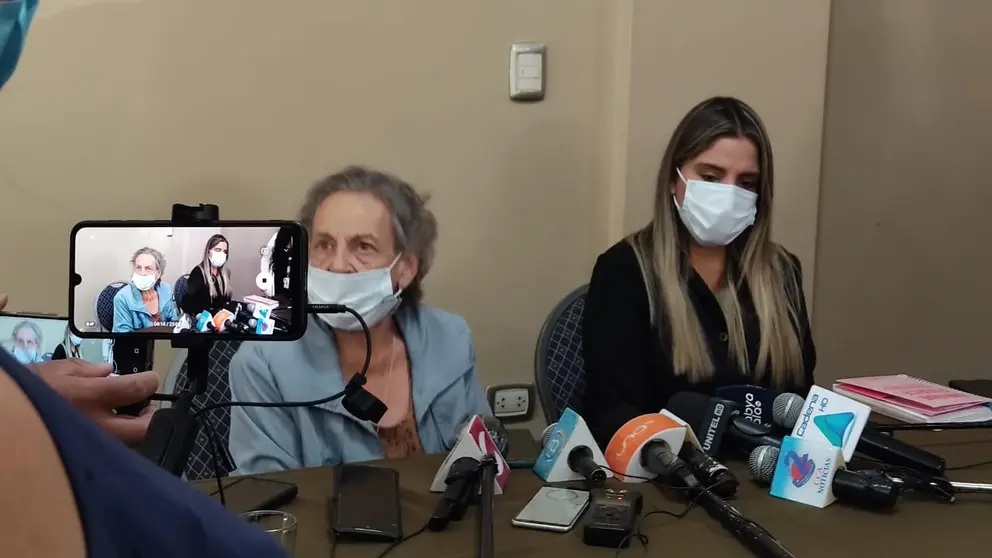 La hija de la expresidenta del Gobierno Transitorio de Jeanine &Aacute;&ntilde;ez, Carolina Ribera, junto a la presidenta de la Asamblea Permanente de Derechos Humanos de Bolivia, Amparo Carvajal.