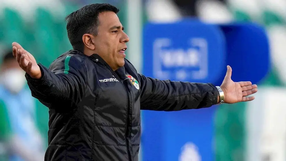 El entrenador César Farías dirige hoy a sus jugadores contra Colombia durante un partido por las eliminatorias de Conmebol al Mundial de Catar 2022, en el estadio Hernando Siles de La Paz. EFE