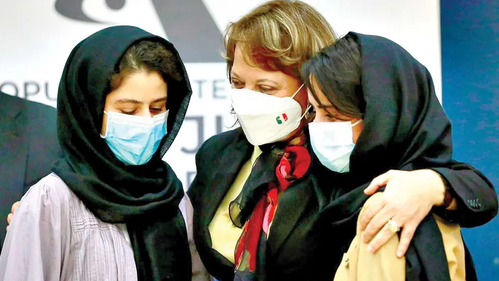 Dos mujeres afganas refugiadas son recibidas por una diplomática mexicana en  Ciudad de México.  EFE