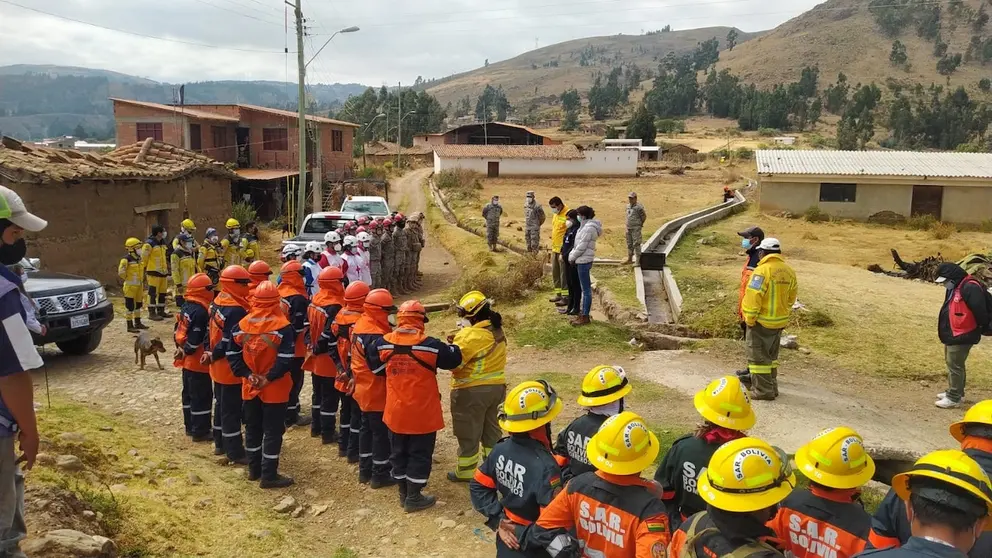 Formaci&oacute;n del personal que atendi&oacute; el incendio en Melga. Foto: Sar-Bolivia filial Cochabamba.
