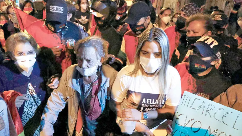 Amparo Carvajal junto a Carolina Ribera e su visita a Cochabamba. APG