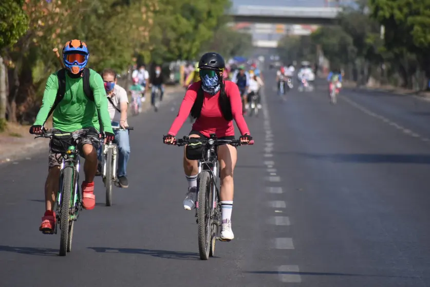 Ciclistas manejan sus bicicletas. Dico Solis.