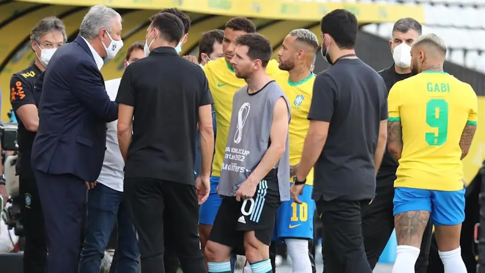 Lionel Messi (c) de Argentina escucha al entrenador de Brasil Tite hoy, en un partido de las eliminatorias sudamericanas para el Mundial de Catar 2022 entre Brasil y Argentina en el estadio Arena de Sao Paulo en Sao Paulo (Brasil). EFE/Sebastiao Moreira
