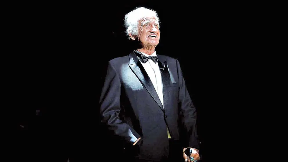 El actor francés Jean-Paul Belmondo durante un discurso después de recibir un tributo en los premios César de 2017.   EFE