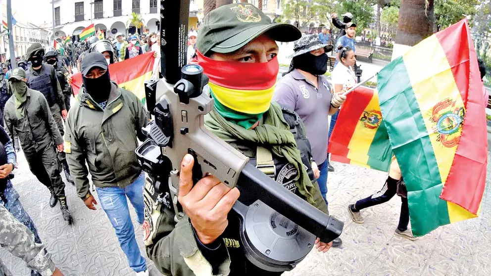 La movilización de policías en la plaza Principal, en 2019. DICO SOLÍS