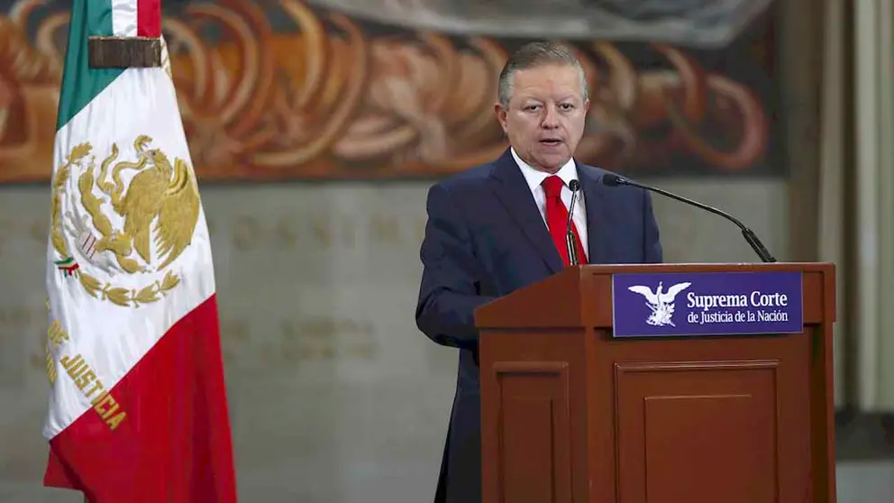 El presidente de la Suprema Corte de Justicia de la Nación (SCJN), Arturo Zaldívar, habla durante una rueda de prensa hoy, en Ciudad de México (México). EFE