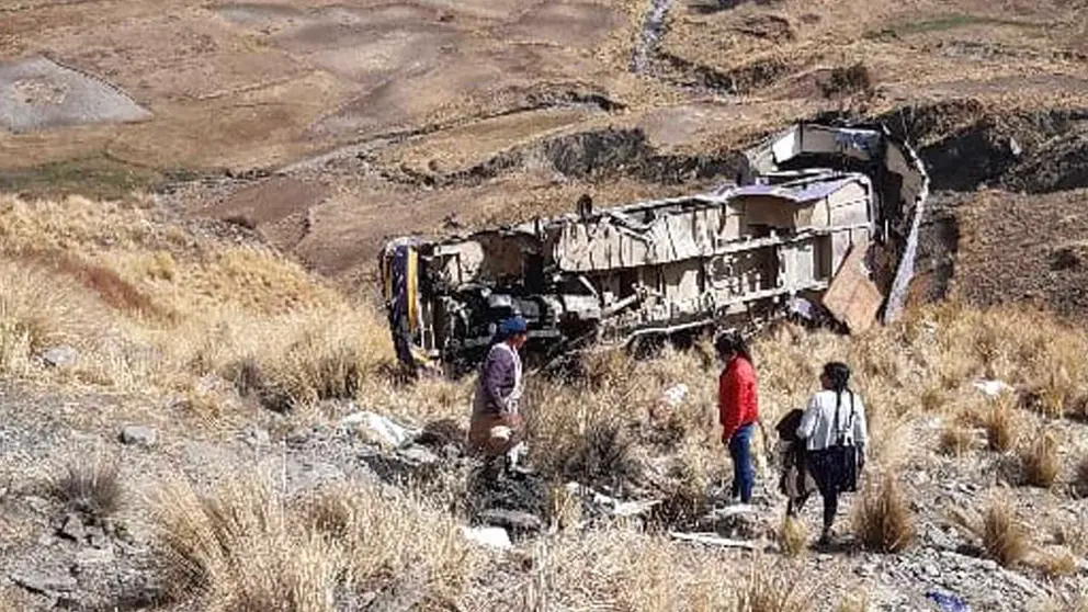 El bus que se embarrancó en Morochata, Cochabamba. TRÁNSITO