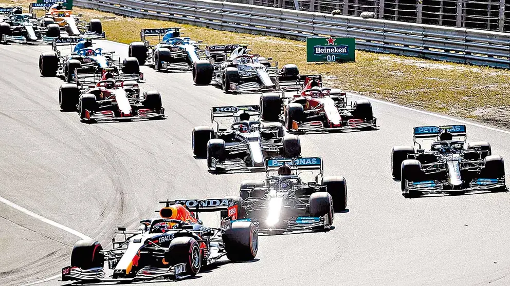 El piloto neerlandés Max Verstappen y el inglés Lewis Hamilton en la carrera de Países Bajos. EFE