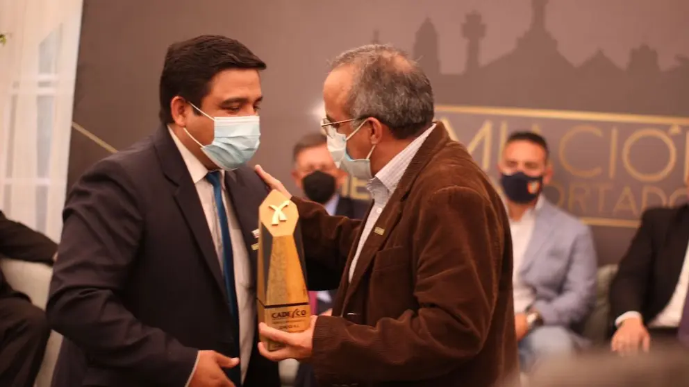 El gerente de COBOCE Cer&aacute;mica, Omar Cardenas, recibe una distinci&oacute;n en un acto del premiaci&oacute;n de Cadexco.  Dico Solis y Alejandro Orellana,