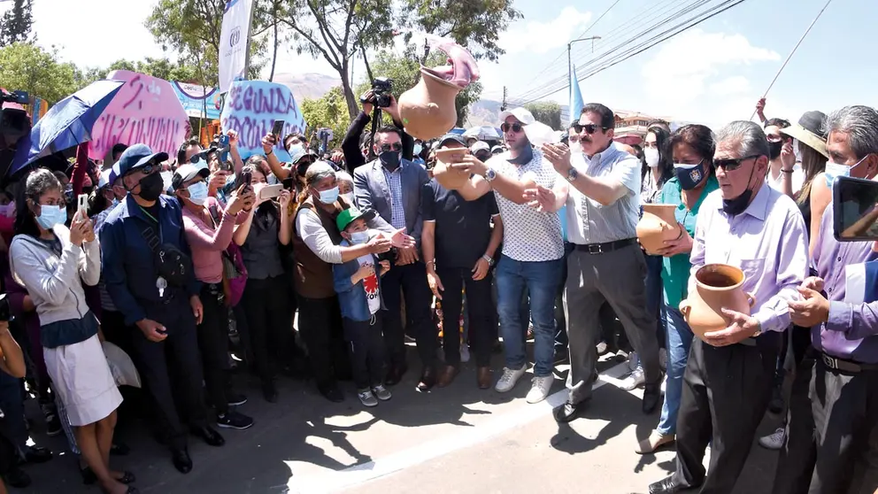 El alcalde Manfred Reyes Villa durante la inauguración de obras en la avenida Circunvalación, este sábado.                             NOÉ PORTUGAL