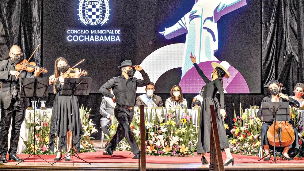 Un ballet se presenta durante la sesión de honor del Concejo Municipal.            DICO SOLÍS