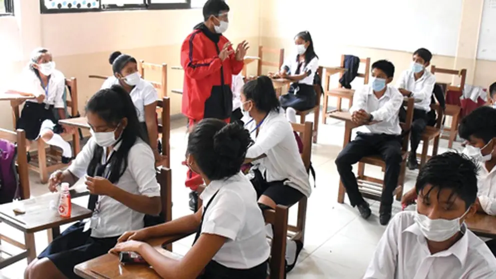 Un grupo de estudiantes pasa clases aplicando medidas de bioseguridad.     Dico Solís