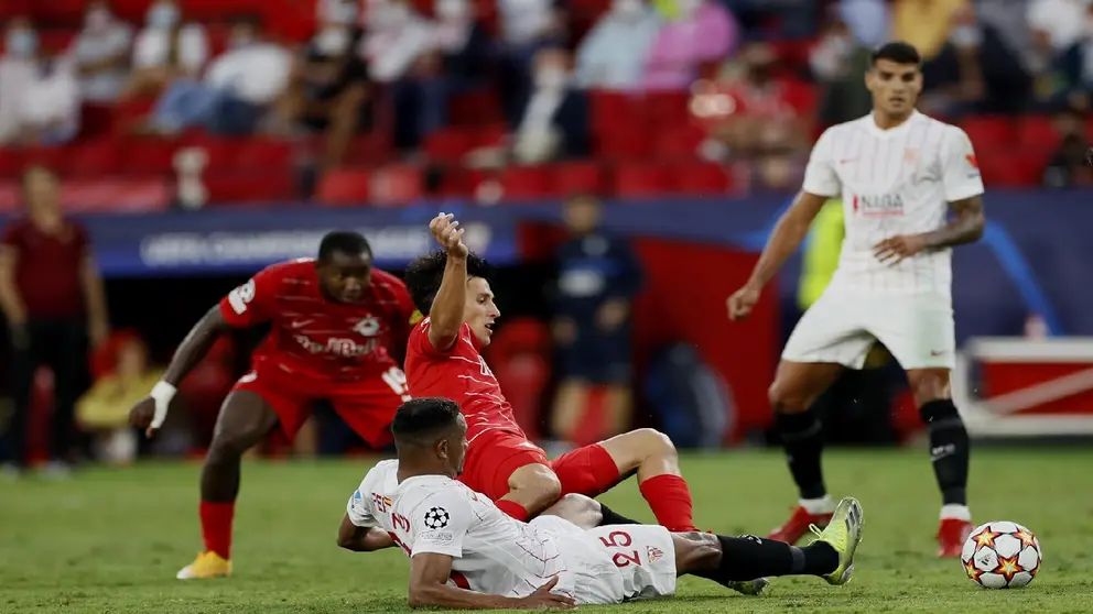 Una jugada del empate entre Sevilla y Salzburg por la UEFA Champions League. EFE