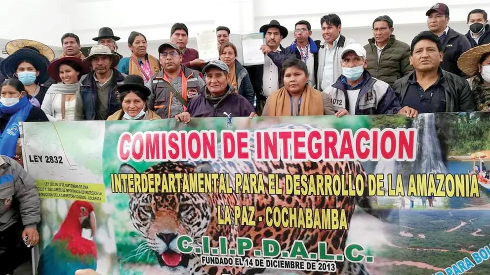 Las autoridades municipales y regionales en el acto de firma de acuerdos.           MANCOMUNIDAD REGIÓN ANDINA DE COCHABAMBA