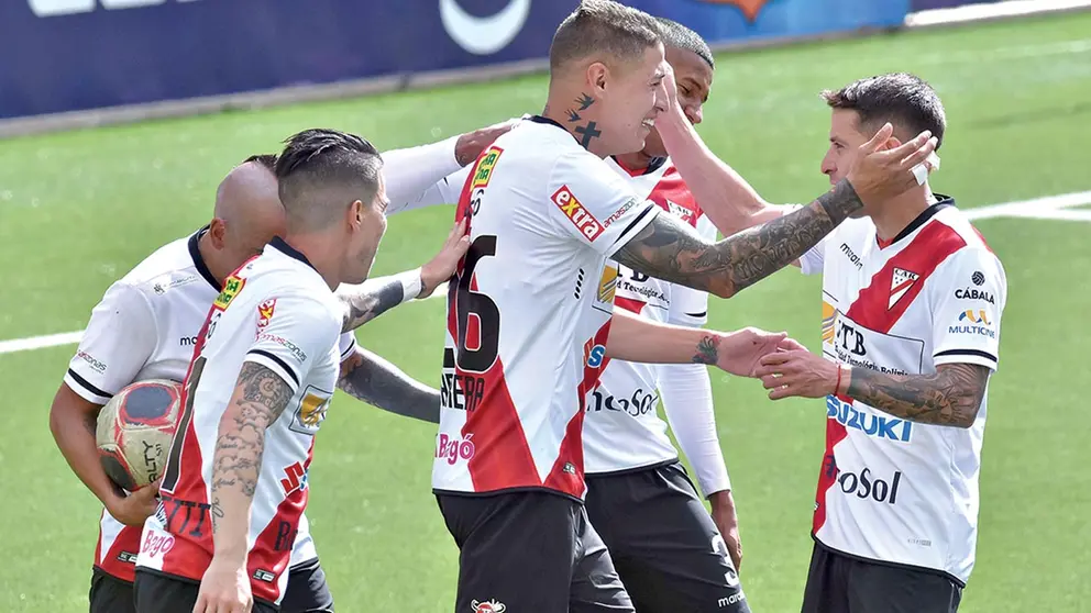 Jugadores de Always Ready festejan una de las conquistas con que vapulearon (4-0) a Real Santa Cruz. APG
