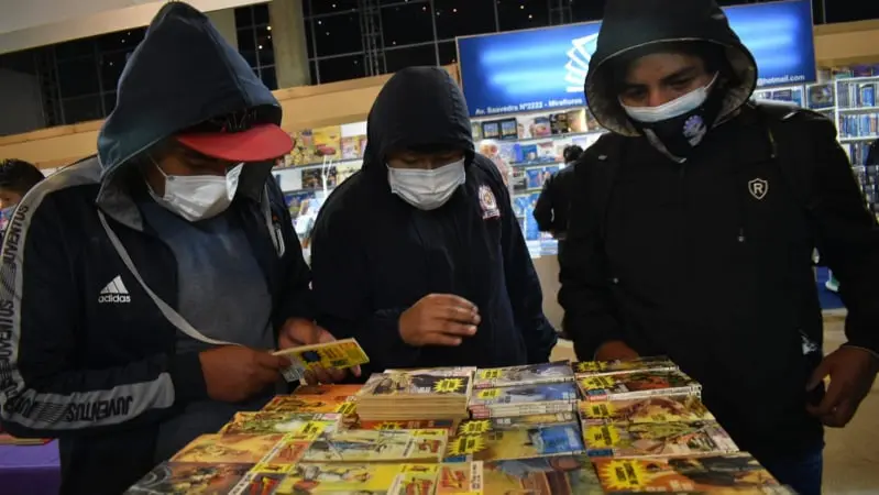 Los visitantes, atentos a los nuevos libros. APG