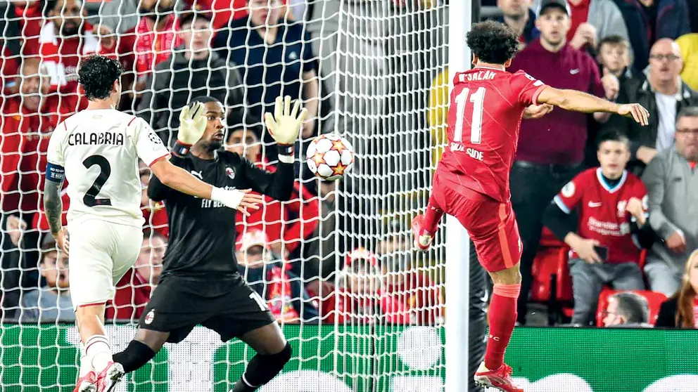 Mohamed Salah (d) remata de cabeza  para anotar el segundo del Liverpool. EFE