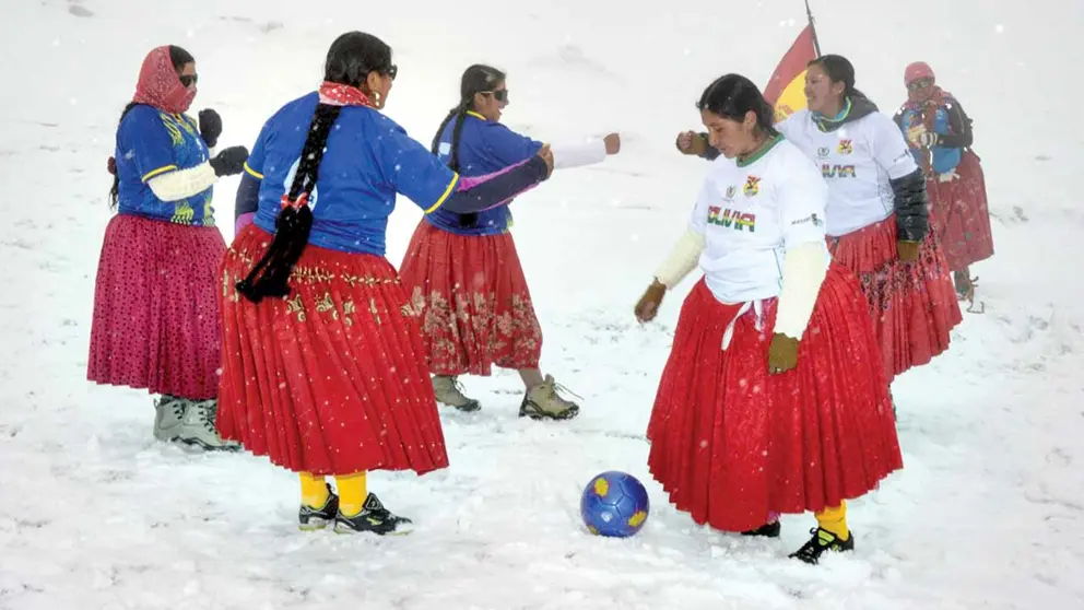 Las Cholitas Escaladoras, un colectivo que ilustra el creciente protagonismo de las mujeres en la vida p&uacute;blica del pa&iacute;s.  APG