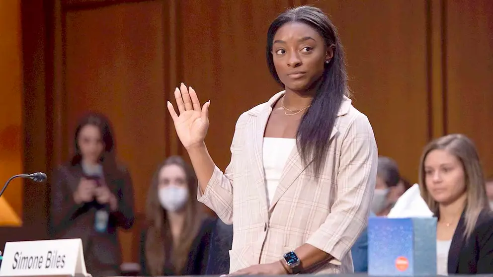 Las gimnastas olímpicas estadounidenses Simone Biles prestan juramento para testificar durante una audiencia judicial del Senado en Washington, DC, Estados Unidos. EFE
