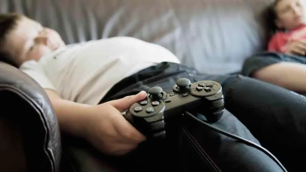 Imagen referencial de un ni&ntilde;o jugando videojuegos. EFE