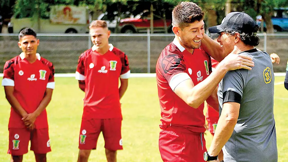 Víctor Hugo Andrada (exentrenador de Palmaflor) saluda a Pedro Azogue  antes de iniciar las prácticas. NOÉ PORTUGAL.