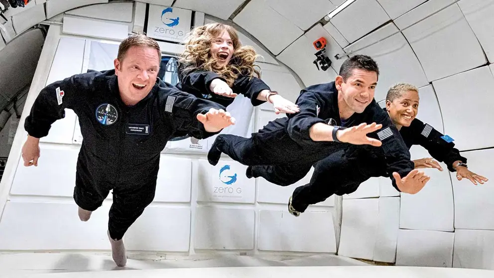 Los miembros de la primera  tripulación espacial sin ningún astronauta a bordo.  EFE
