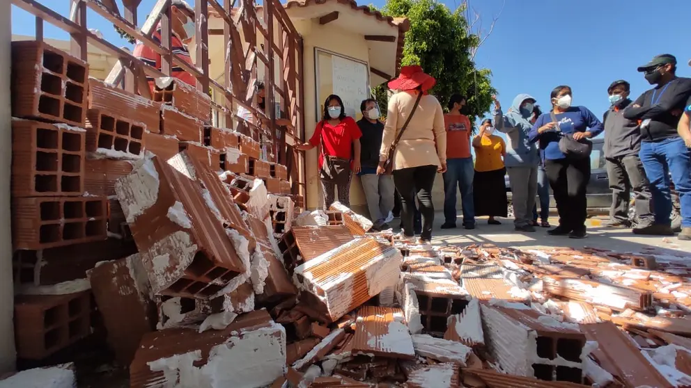 Padres de Familia de la Academia Nacional Man Césped impiden que se quiten los ladrillos que tapan la puerta de ingreso. No&eacute; Portugal.