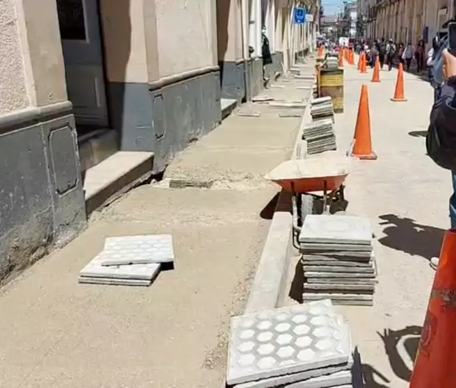 Avance del trabajo de cambio de baldosas en el casco viejo de la ciudad. Foto: Captura GAMC.