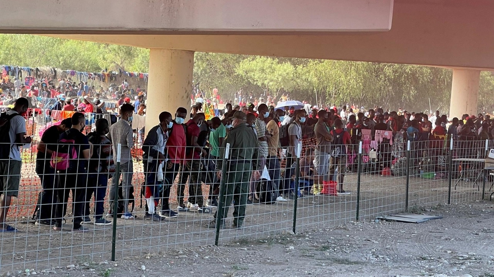 Miles de haitianos acampan en Texas tras cruce fronterizo masivo. EFE