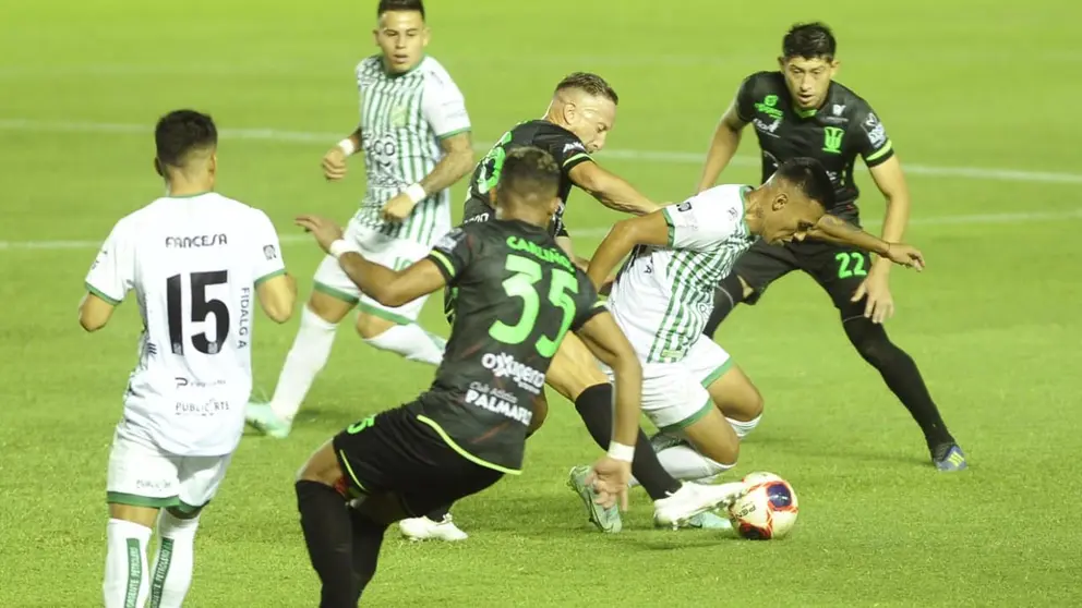 Una acción del encuentro de anoche, en Santa Cruz. APG