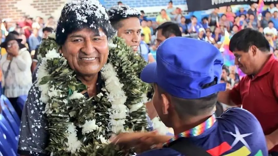 Evo Morales, contento junto con dirigentes de las Seis Federaciones. Facebook Evo Morales