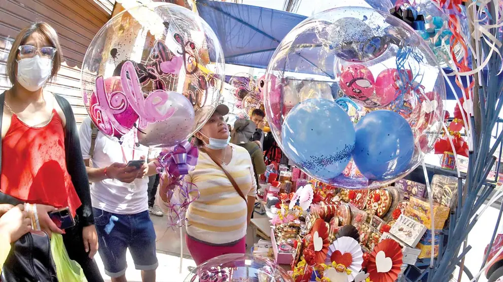 Venta de obsequios para celebrar el Día del Amor. DICO SOLÍS
