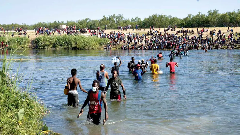 Miles de migrantes, muchos de ellos de Haití, cruzan ilegalmente entre Estados Unidos y México. EFE
