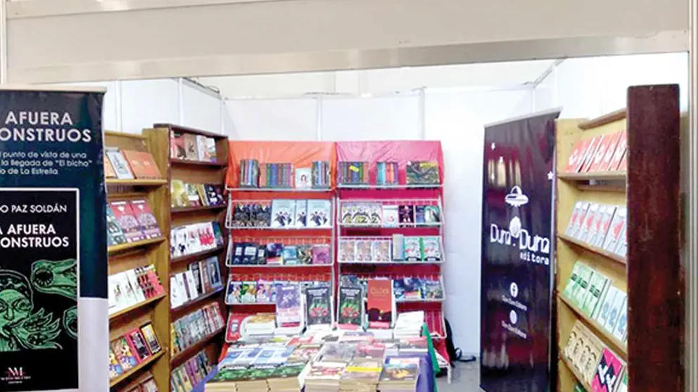 El stand de las editoras Nuevo Milenio y Dum Dum Editora en la 25ava FIL de La Paz. MARCELO PAZ SOLDÁN