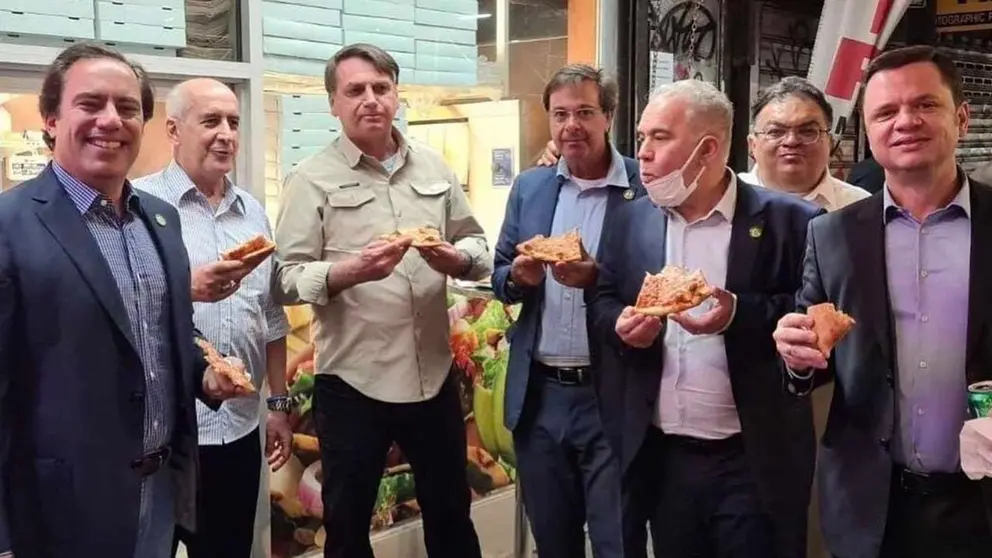 Bolsonaro y su comitiva comiendo pizza en una calle en Nueva York. El Diario