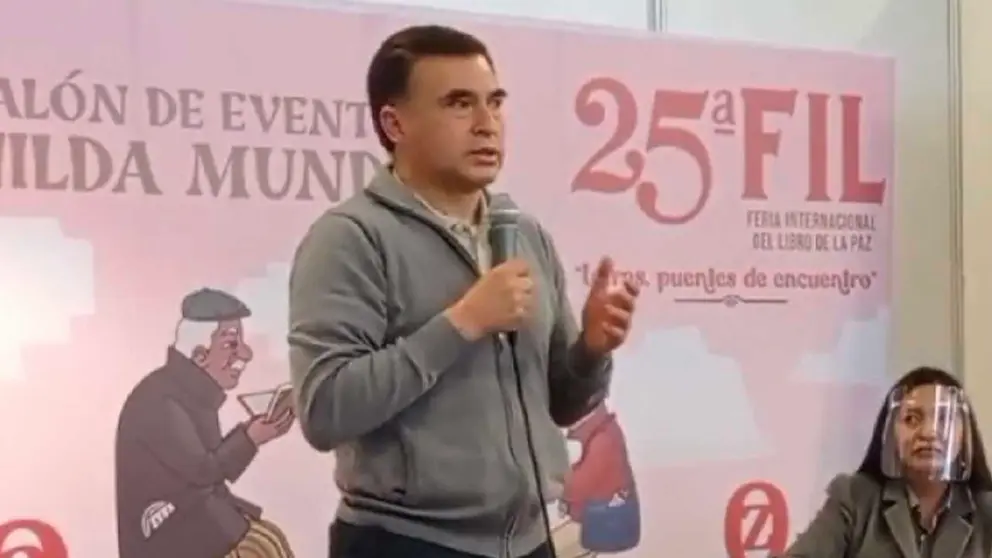 El exministro de la Presidencia en la FIL de La Paz. Br&uacute;jula Digital